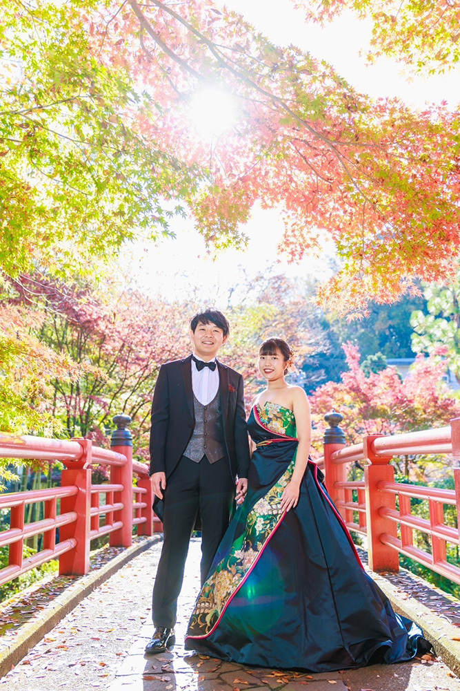 静岡フォトウエディングのフィーノスタイルで撮影した紅葉＆すすきでの新郎新婦の記念写真撮影