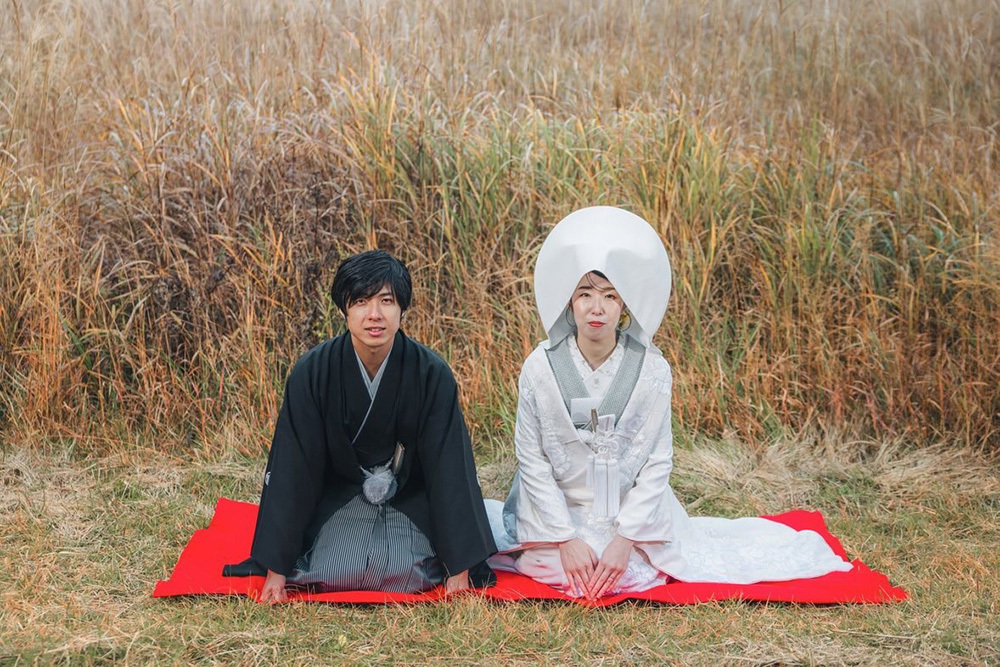 静岡フォトウエディングのフィーノスタイルで撮影した紅葉＆すすきでの新郎新婦の記念写真撮影