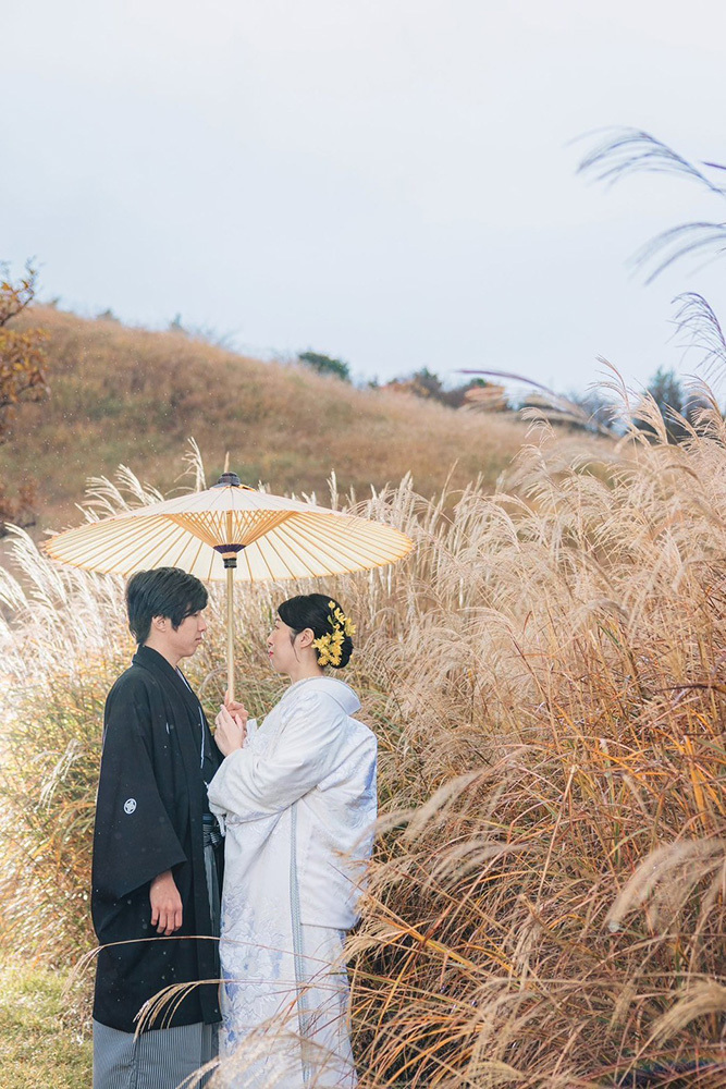 静岡フォトウエディングのフィーノスタイルで撮影した紅葉＆すすきでの新郎新婦の記念写真撮影