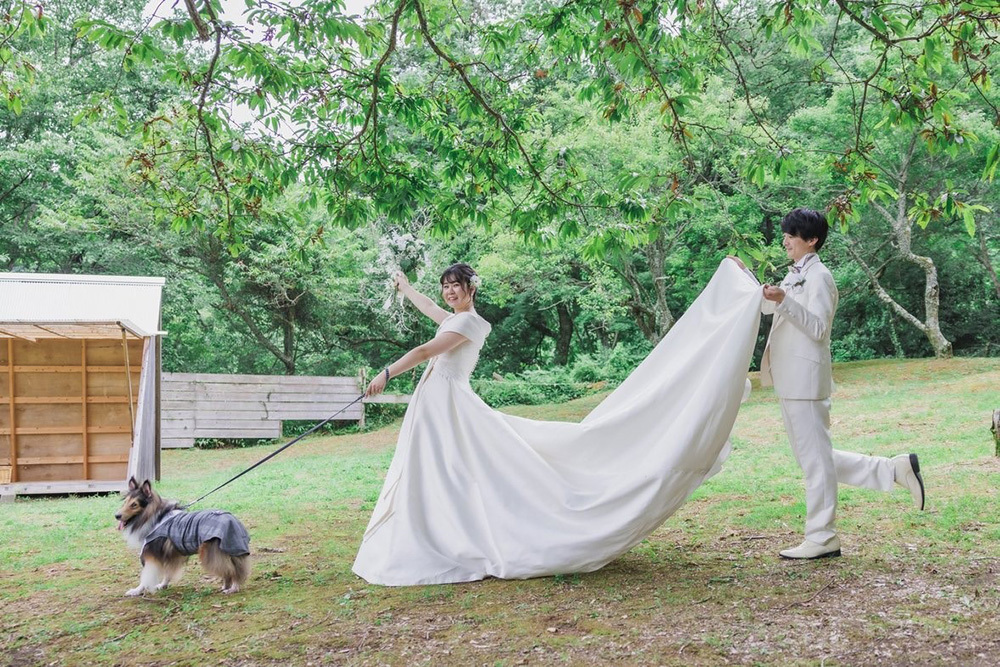 静岡フォトウエディングのフィーノスタイルで撮影したペットと一緒に撮影した新郎新婦