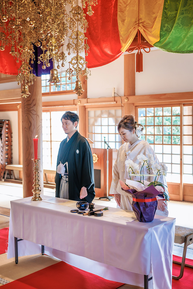 静岡フォトウエディングのフィーノスタイルで撮影した仏前結婚式の新郎新婦の記念写真撮影
