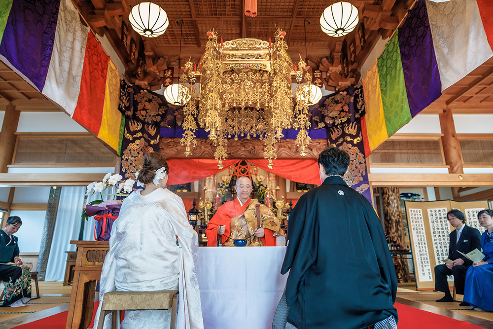 静岡フォトウエディングのフィーノスタイルで撮影した仏前結婚式の新郎新婦の記念写真撮影