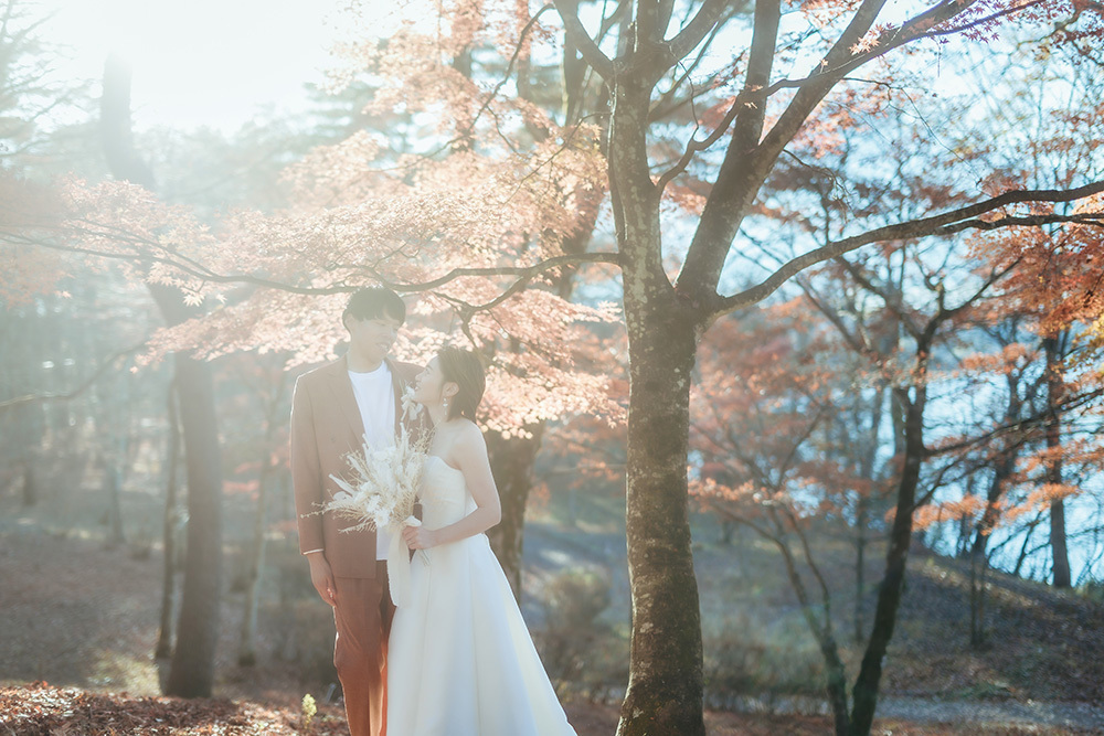 静岡フォトウエディングのフィーノスタイルで撮影した紅葉風景の新郎新婦の記念写真撮影