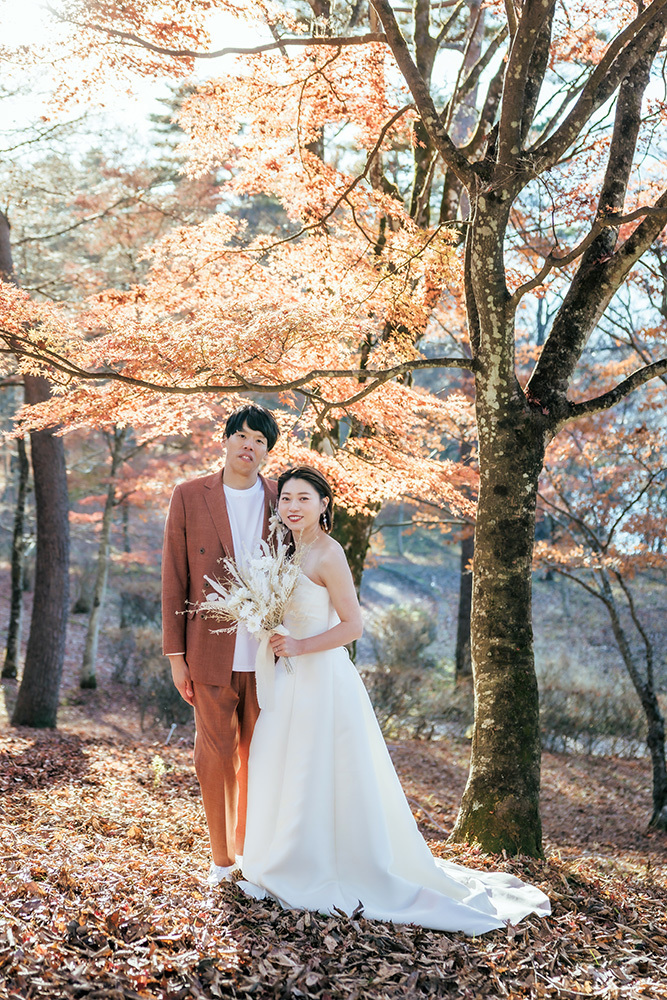 静岡フォトウエディングのフィーノスタイルで撮影した紅葉風景の新郎新婦の記念写真撮影