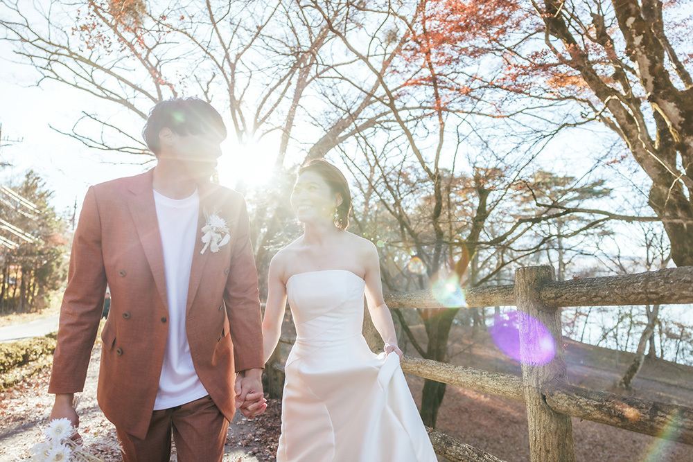 静岡フォトウエディングのフィーノスタイルで撮影した紅葉風景の新郎新婦の記念写真撮影