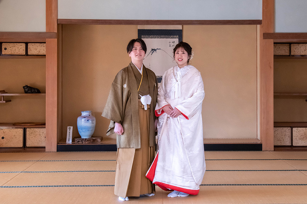 静岡フォトウエディングのフィーノスタイルで撮影した富士宮浅間大社の新郎新婦の記念写真撮影