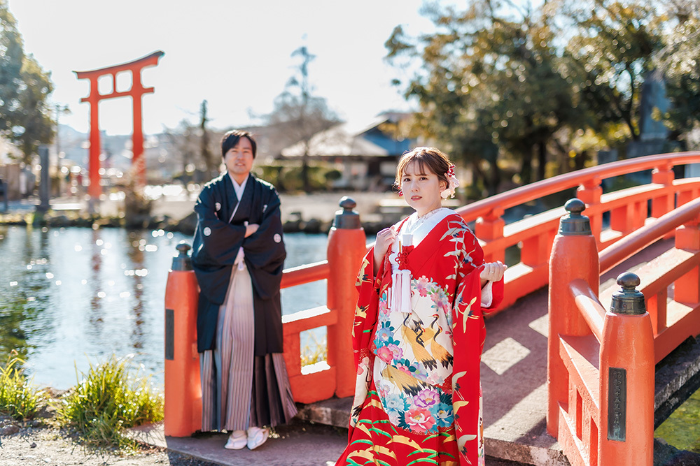 静岡フォトウエディングのフィーノスタイルで撮影した富士宮浅間大社の新郎新婦の記念写真撮影