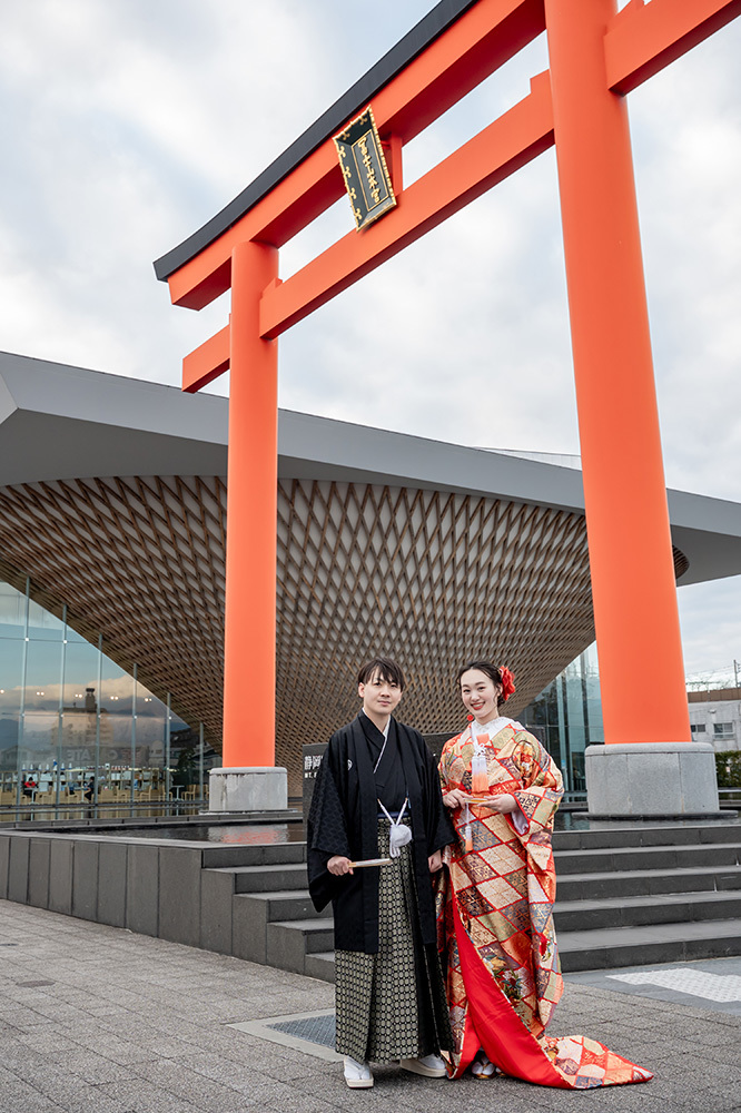 静岡フォトウエディングのフィーノスタイルで撮影した富士宮浅間大社の新郎新婦の記念写真撮影