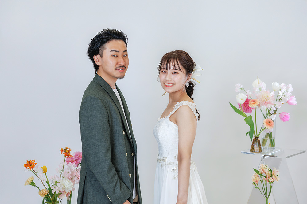 静岡フォトウエディングのフィーノスタイルで撮影した“花とフォト”フラワーウエディングの新郎新婦の記念写真撮影