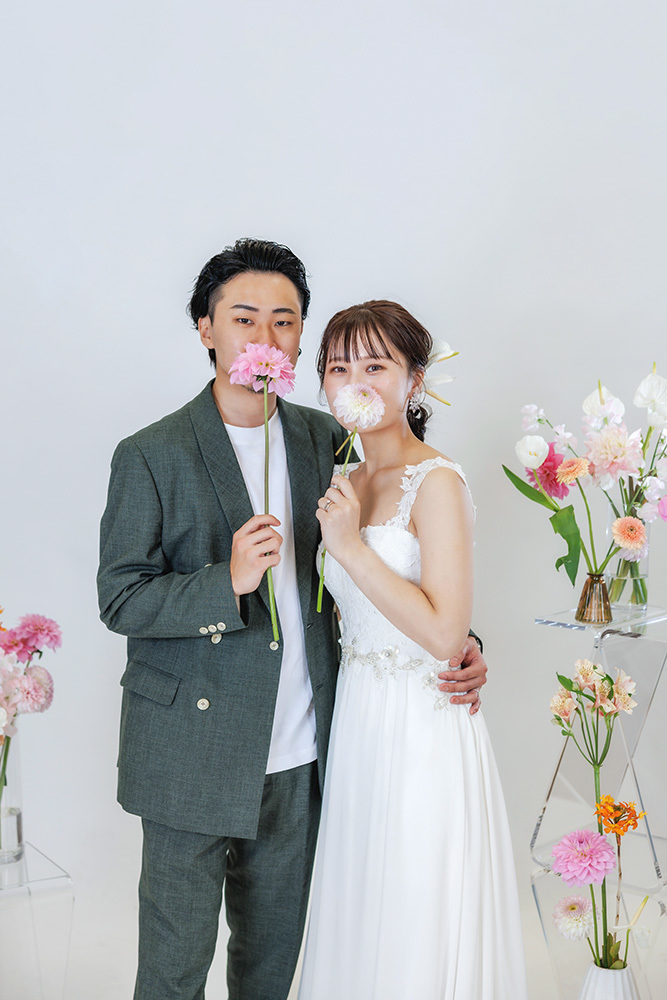 静岡フォトウエディングのフィーノスタイルで撮影した“花とフォト”フラワーウエディングの新郎新婦の記念写真撮影