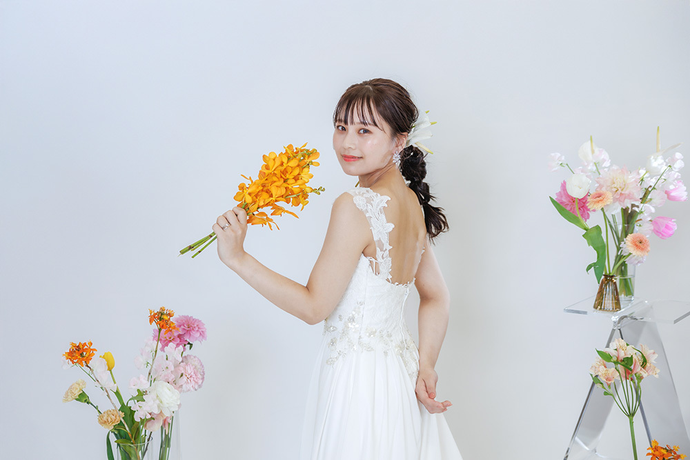 静岡フォトウエディングのフィーノスタイルで撮影した“花とフォト”フラワーウエディングの新婦の記念写真撮影