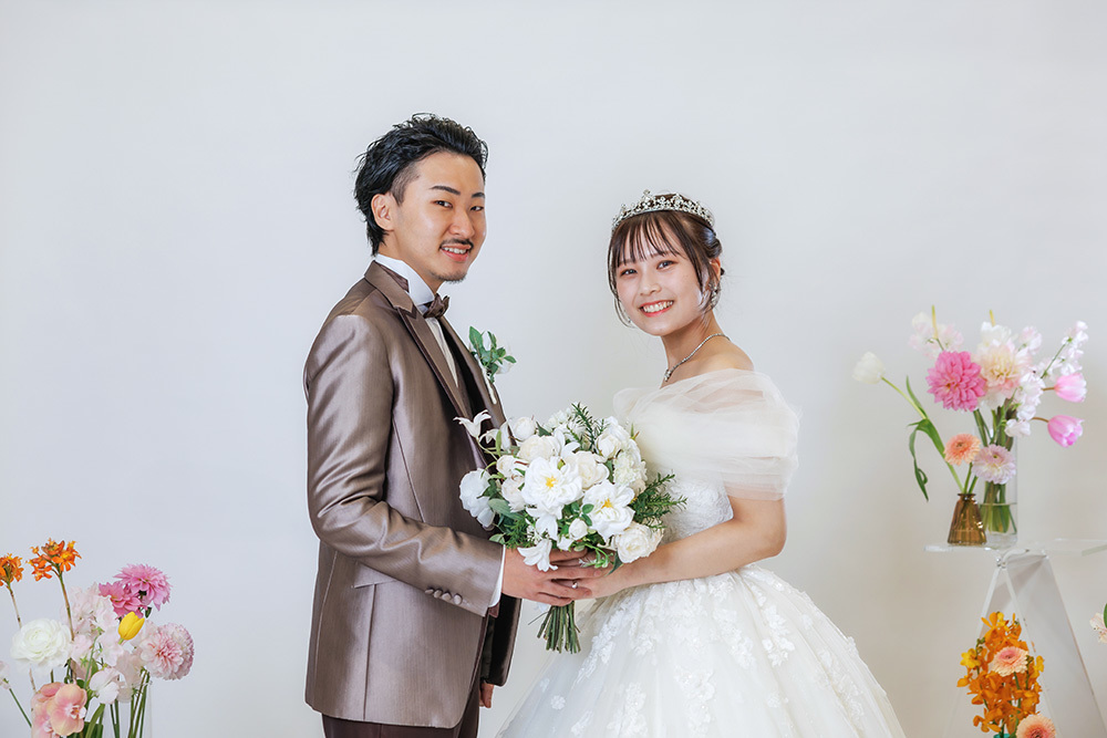 静岡フォトウエディングのフィーノスタイルで撮影した“花とフォト”フラワーウエディングの新郎新婦の記念写真撮影
