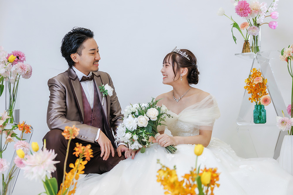 静岡フォトウエディングのフィーノスタイルで撮影した“花とフォト”フラワーウエディングの新郎新婦の記念写真撮影