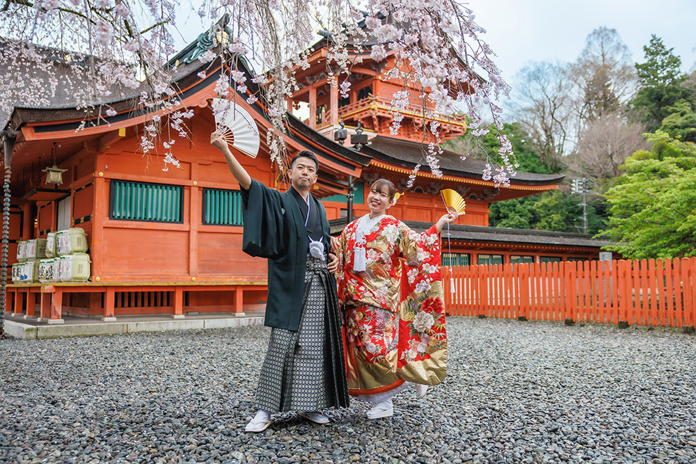 静岡フォトウエディングのフィーノスタイルで撮影した富士宮浅間大社の新郎新婦の記念写真撮影