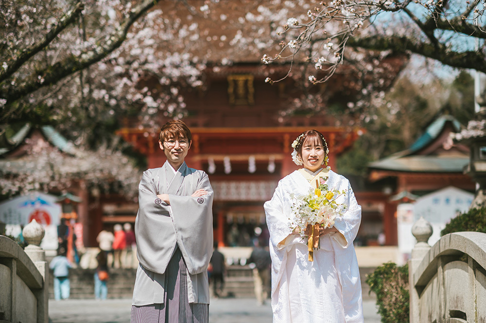 静岡フォトウエディングのフィーノスタイルで撮影した富士宮浅間大社の新郎新婦の記念写真撮影