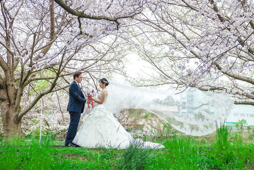 静岡フォトウエディングのフィーノスタイルで撮影した広見公園での新郎新婦