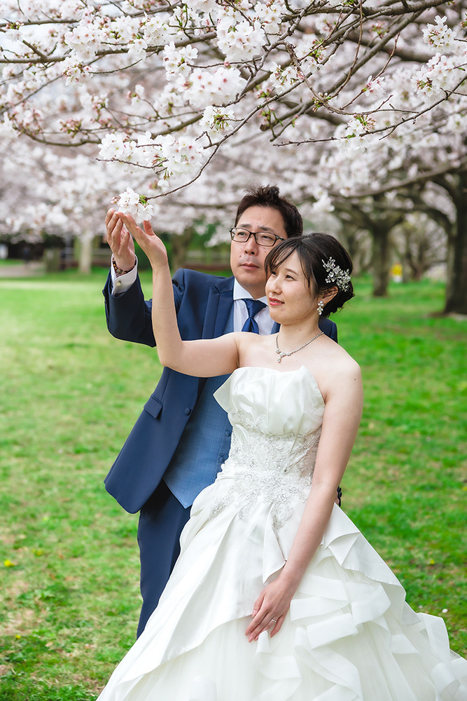 静岡フォトウエディングのフィーノスタイルで撮影した桜と新郎新婦