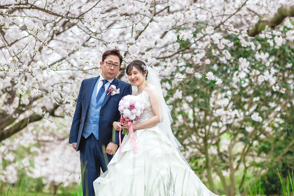 静岡フォトウエディングのフィーノスタイルで撮影した桜と新郎新婦