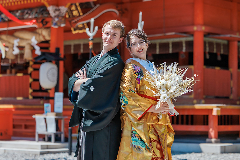 静岡フォトウエディングのフィーノスタイルで撮影した富士宮浅間大社の新郎新婦の記念写真撮影