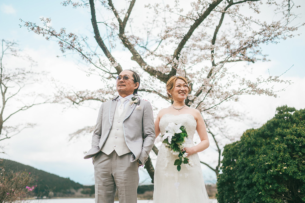 静岡フォトウエディングのフィーノスタイルで撮影した桜と新郎新婦