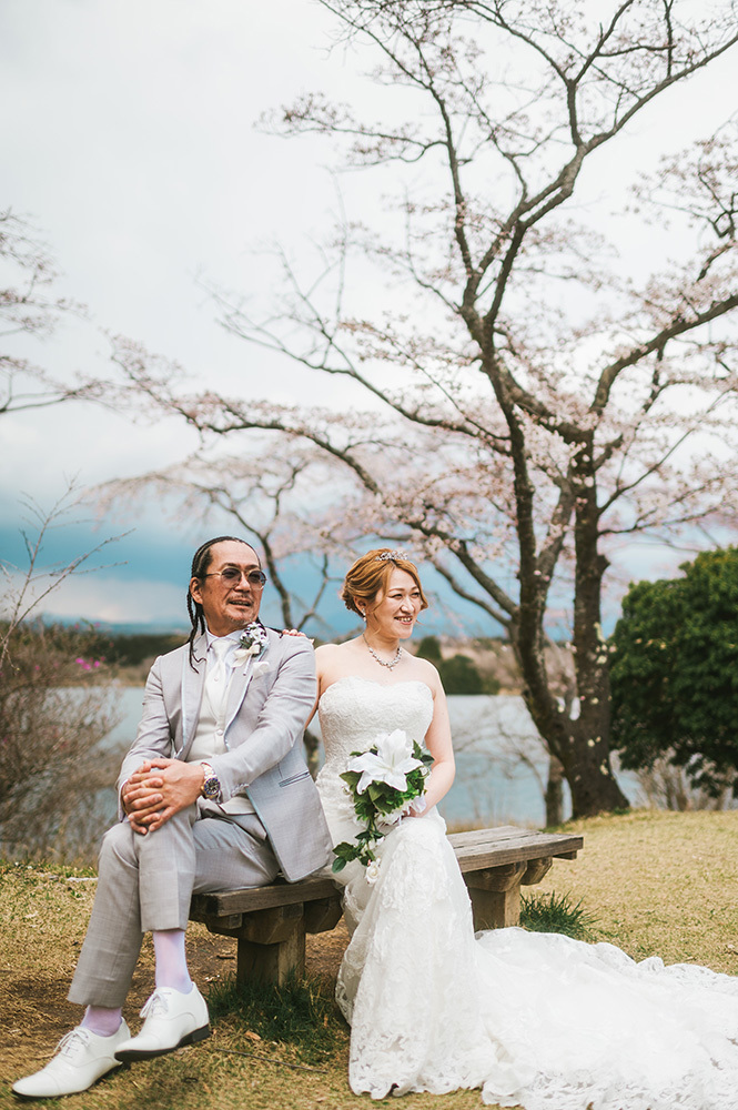 静岡フォトウエディングのフィーノスタイルで撮影した桜と新郎新婦