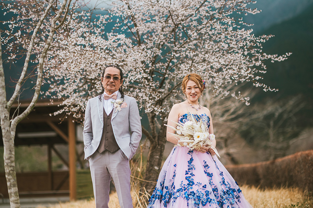 静岡フォトウエディングのフィーノスタイルで撮影した桜と新郎新婦