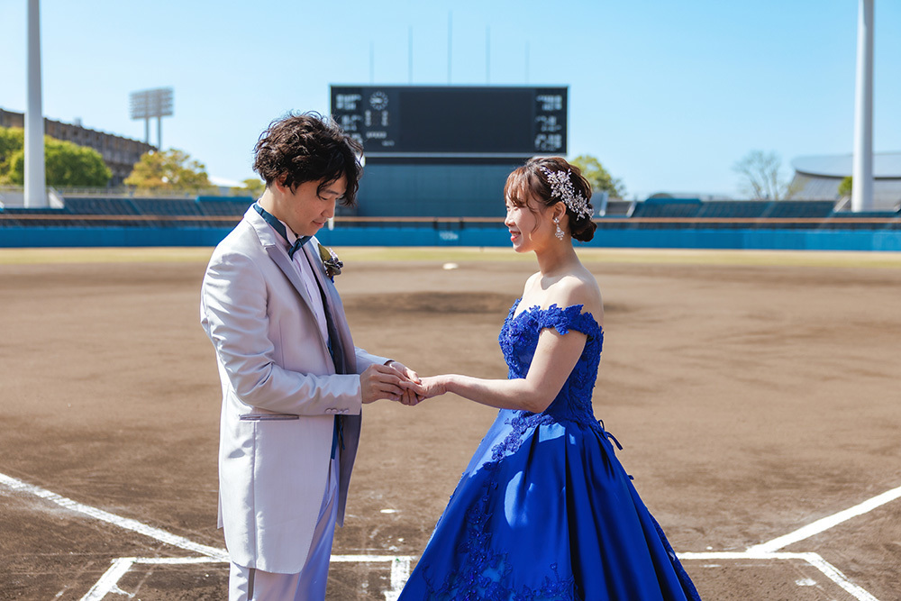 静岡フォトウエディングのフィーノスタイルで撮影した草薙球場の新郎新婦