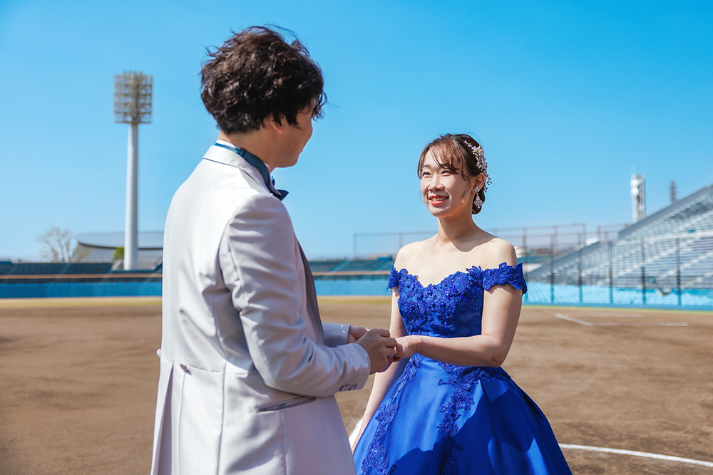 静岡フォトウエディングのフィーノスタイルで撮影した草薙球場の新郎新婦