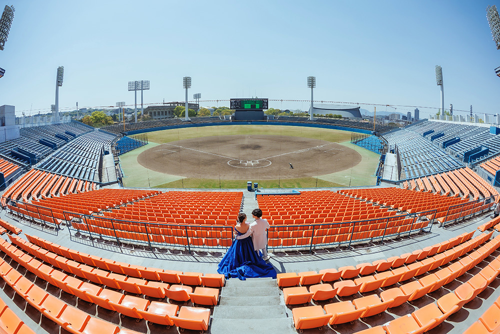 静岡フォトウエディングのフィーノスタイルで撮影した草薙球場の新郎新婦