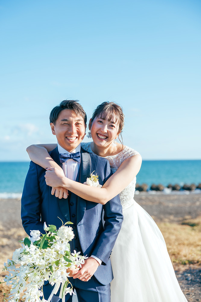 静岡フォトウエディングのフィーノスタイルで撮影した海フォトの新郎新婦