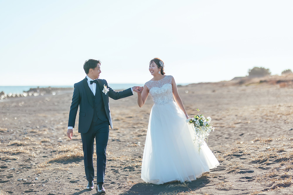 静岡フォトウエディングのフィーノスタイルで撮影した海フォトの新郎新婦