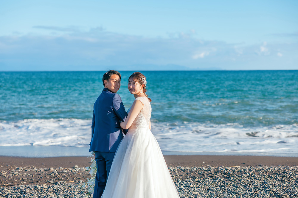 静岡フォトウエディングのフィーノスタイルで撮影した海フォトの新郎新婦