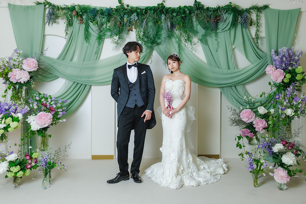 静岡フォトウエディングのフィーノスタイルで撮影した“花とフォト”フラワーウエディングの新郎新婦の記念写真撮影