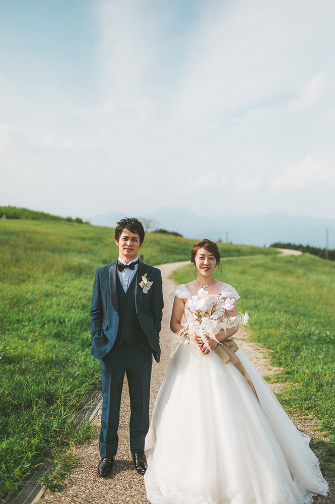 静岡フォトウエディングの画像・全景の茶の間の新郎新婦
