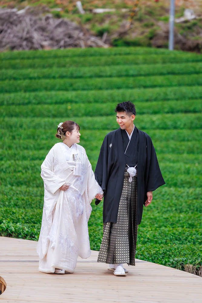 静岡フォトウエディングのフィーノスタイルで撮影した茶の間・茶園の新郎新婦