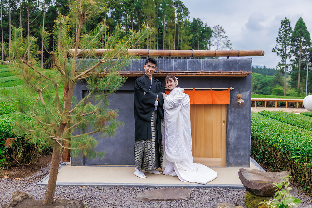 静岡フォトウエディングのフィーノスタイルで撮影した茶の間・茶園の新郎新婦