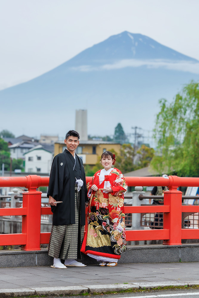 静岡フォトウエディングのフィーノスタイルで撮影した富士宮浅間大社の新郎新婦の記念写真撮影