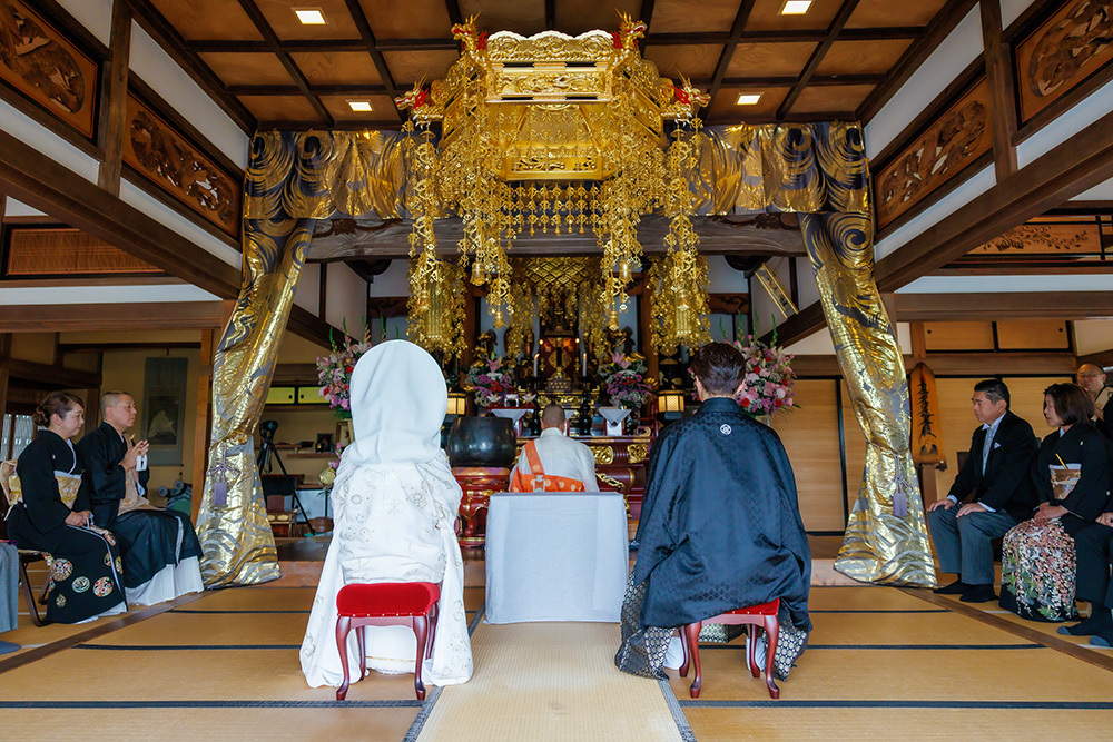 静岡フォトウエディングのフィーノスタイルで撮影した仏前結婚式の新郎新婦の記念写真撮影