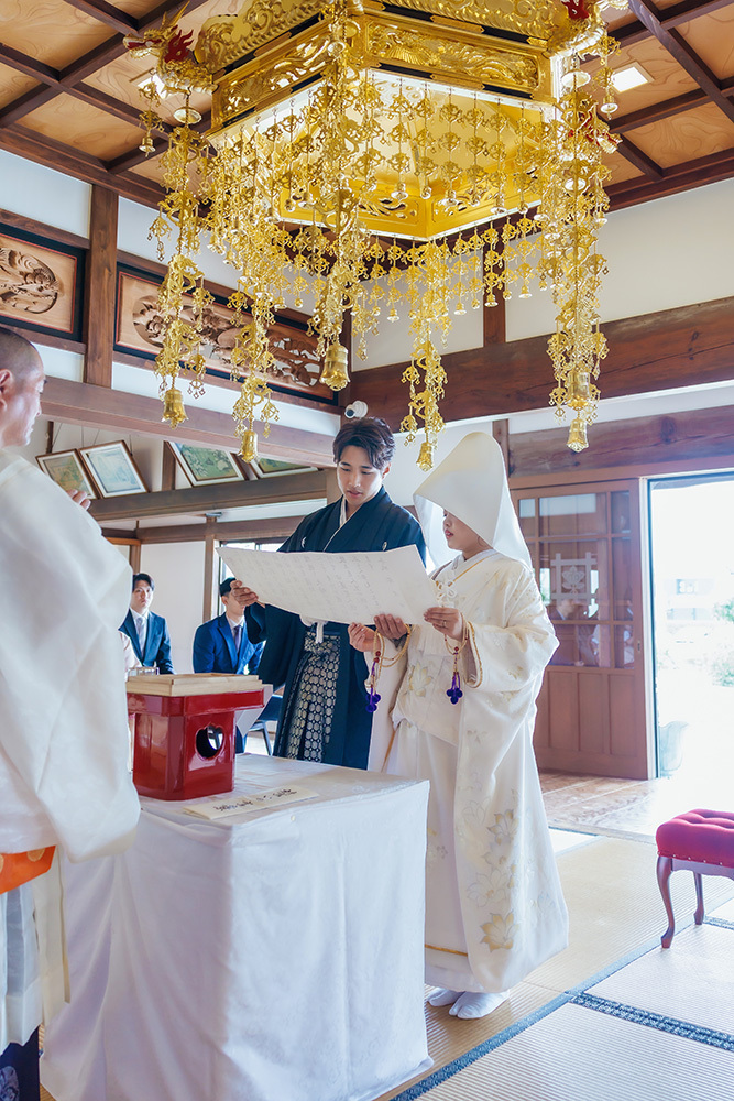 静岡フォトウエディングのフィーノスタイルで撮影した仏前結婚式の新郎新婦の記念写真撮影