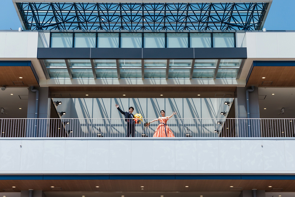 静岡フォトウエディングのフィーノスタイルで撮影したエスパルスドリームプラザ(THE SIX STADIUM)の新郎新婦