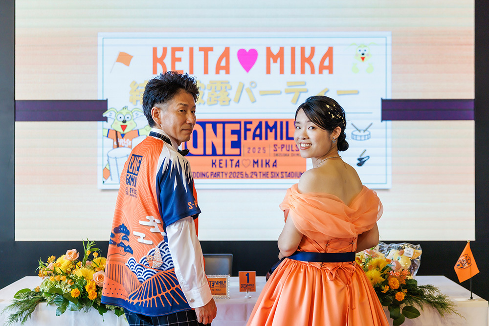 静岡フォトウエディングのフィーノスタイルで撮影したエスパルスドリームプラザ(THE SIX STADIUM)の新郎新婦