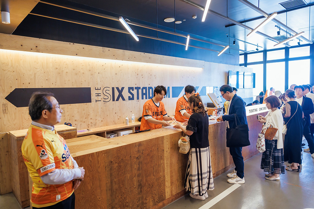 静岡フォトウエディングのフィーノスタイルで撮影したエスパルスドリームプラザ(THE SIX STADIUM)の新郎新婦