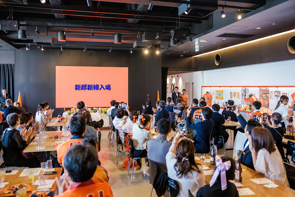 静岡フォトウエディングのフィーノスタイルで撮影したエスパルスドリームプラザ(THE SIX STADIUM)の新郎新婦