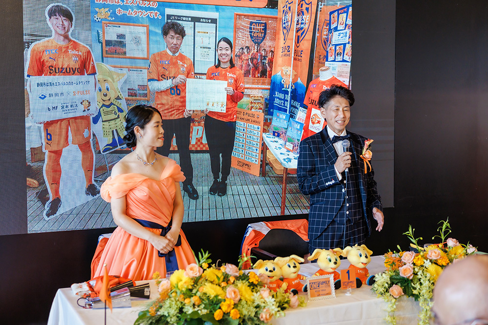 静岡フォトウエディングのフィーノスタイルで撮影したエスパルスドリームプラザ(THE SIX STADIUM)の新郎新婦