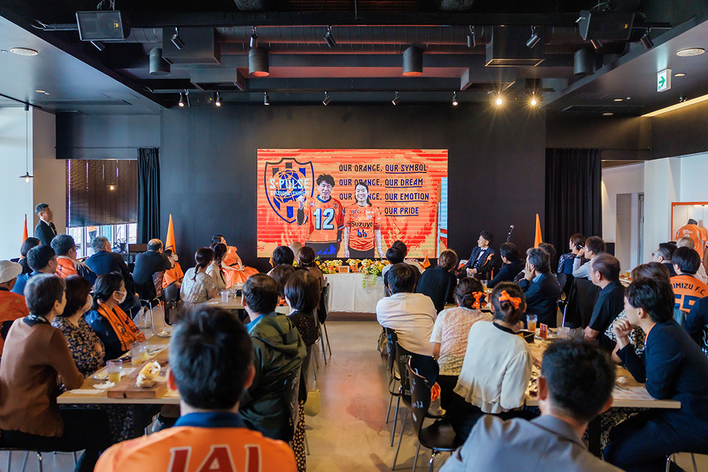 静岡フォトウエディングのフィーノスタイルで撮影したエスパルスドリームプラザ(THE SIX STADIUM)の新郎新婦