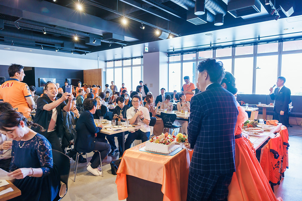 静岡フォトウエディングのフィーノスタイルで撮影したエスパルスドリームプラザ(THE SIX STADIUM)の新郎新婦