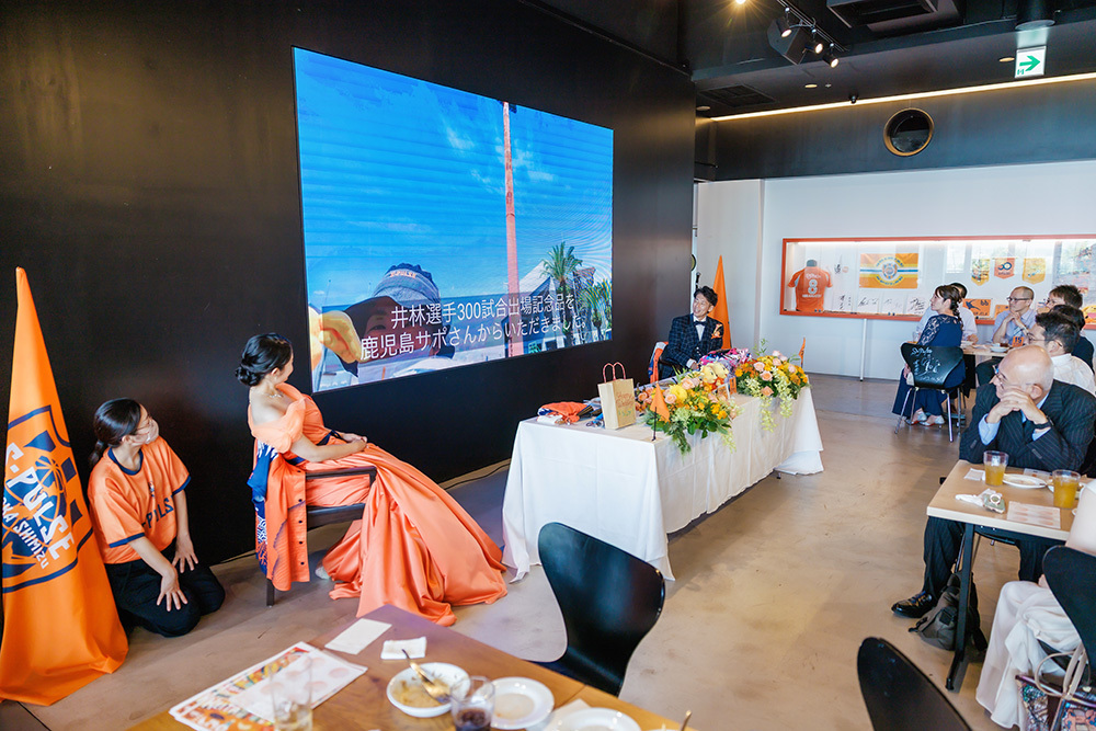 静岡フォトウエディングのフィーノスタイルで撮影したエスパルスドリームプラザ(THE SIX STADIUM)の新郎新婦