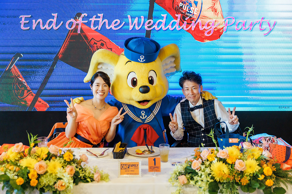 静岡フォトウエディングのフィーノスタイルで撮影したエスパルスドリームプラザ(THE SIX STADIUM)の新郎新婦