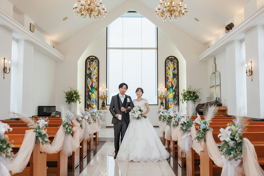 静岡フォトウエディングのフィーノスタイルで撮影したチャペルの新郎新婦のおしゃれなウエディングフォト
