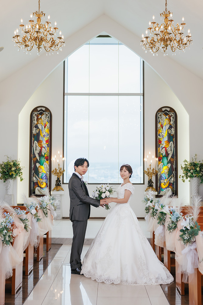 静岡フォトウエディングのフィーノスタイルで撮影したチャペルの新郎新婦のおしゃれなウエディングフォト